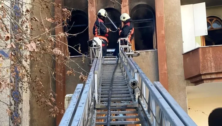 Malatya’da Hasarlı Binada Yangın Çıktı