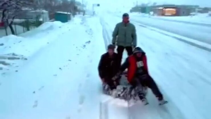 Malatya’da Gençler Karda Sörf Yaptı